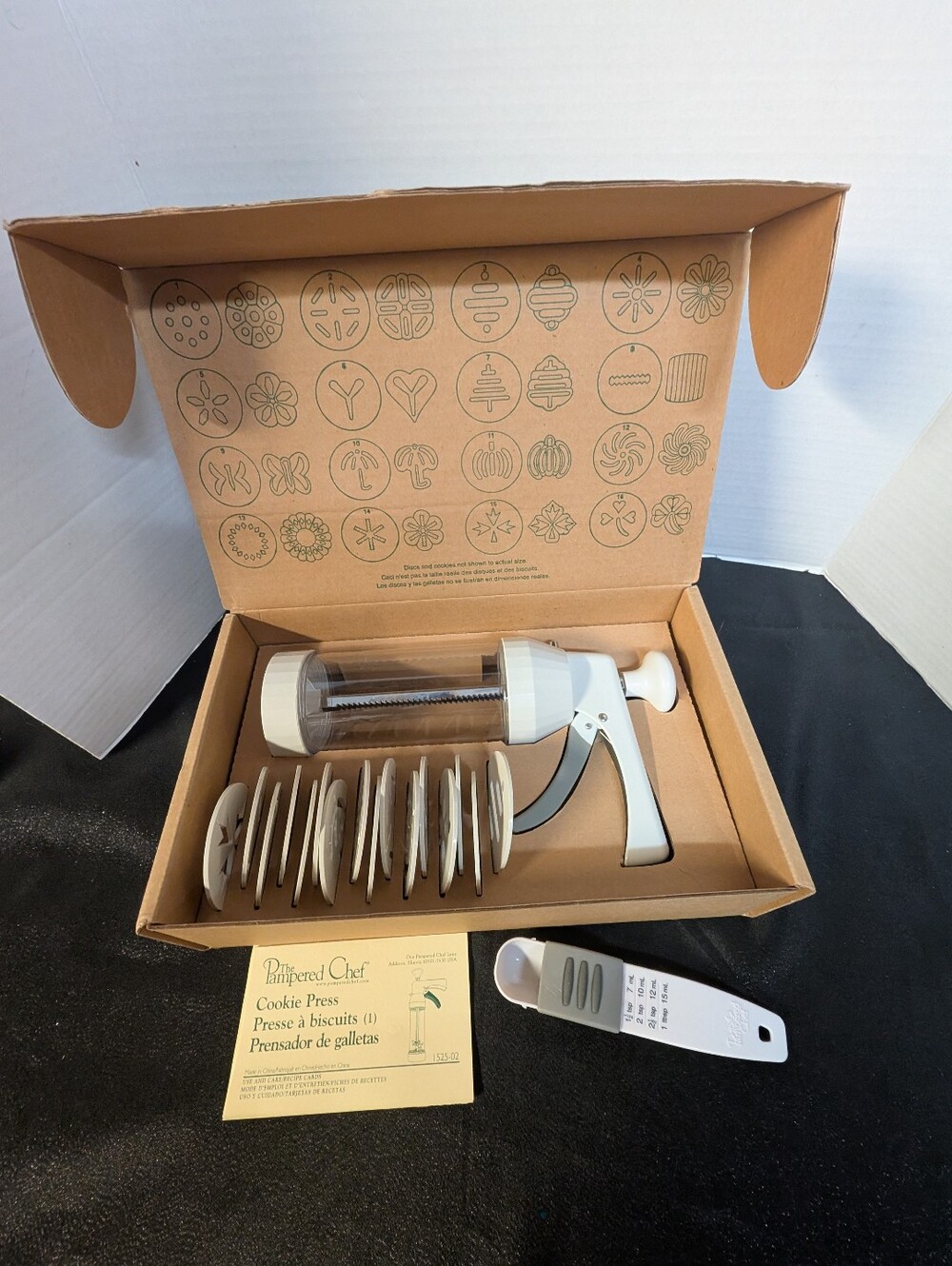 New In Box Pampered Chef Cookie Press 1525-02 Set & Bonus Measuring Spoon